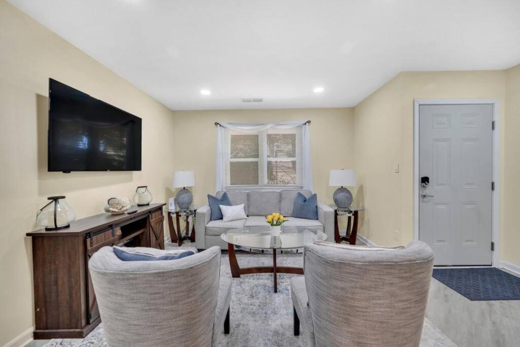 Cozy 2 Bedroom Duplex In Charlotte, Jacuzzi, Sleeps 6 Plus 2 Exteriör bild