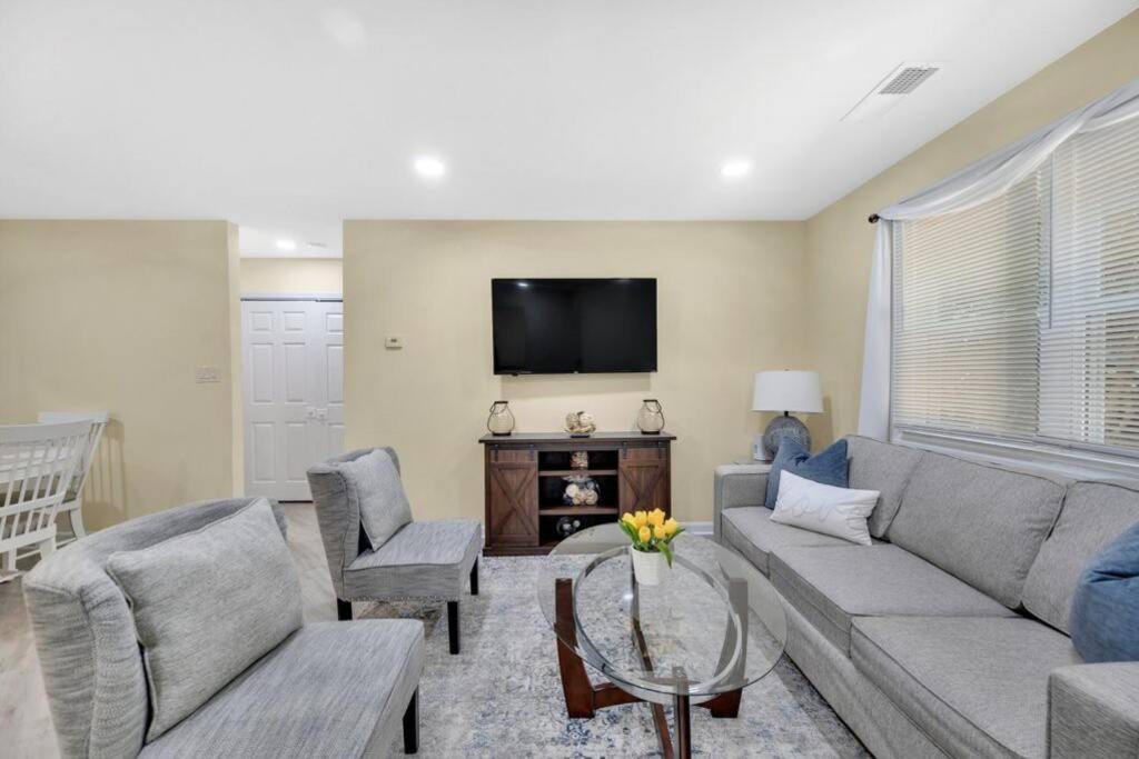 Cozy 2 Bedroom Duplex In Charlotte, Jacuzzi, Sleeps 6 Plus 2 Exteriör bild