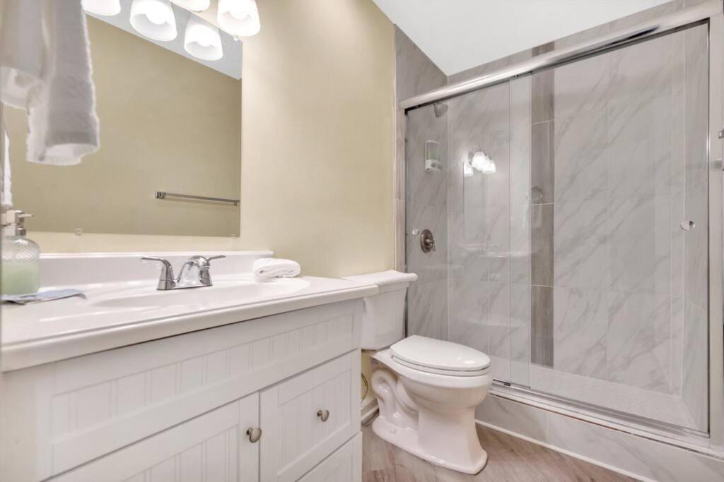 Cozy 2 Bedroom Duplex In Charlotte, Jacuzzi, Sleeps 6 Plus 2 Exteriör bild