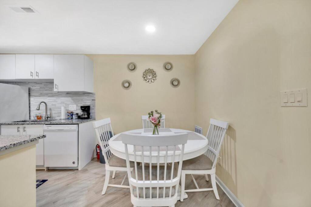 Cozy 2 Bedroom Duplex In Charlotte, Jacuzzi, Sleeps 6 Plus 2 Exteriör bild