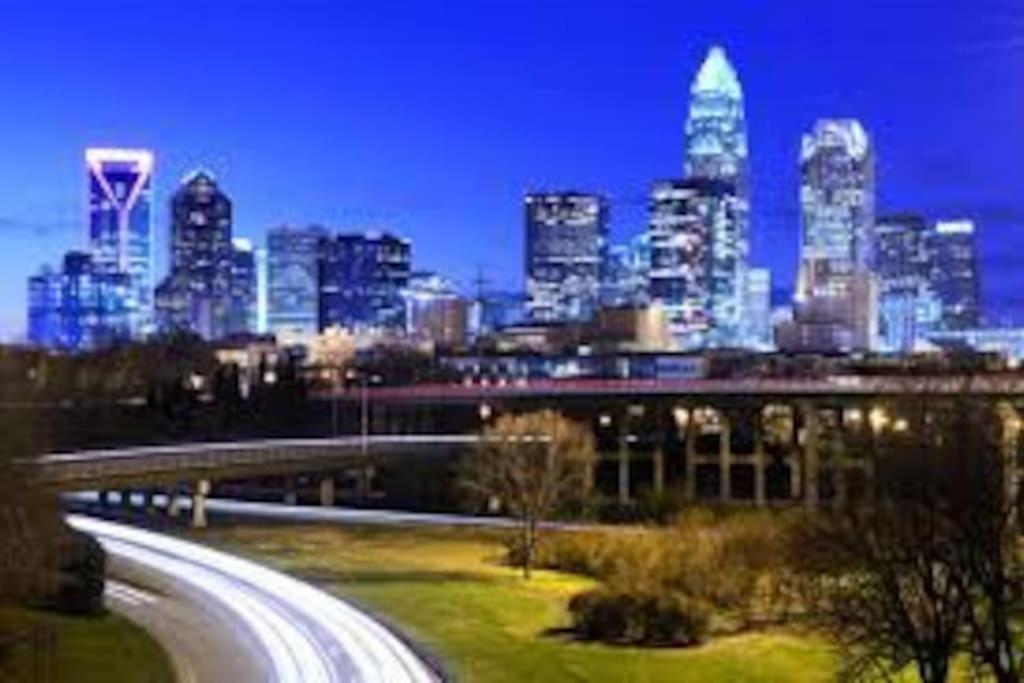 Cozy 2 Bedroom Duplex In Charlotte, Jacuzzi, Sleeps 6 Plus 2 Exteriör bild
