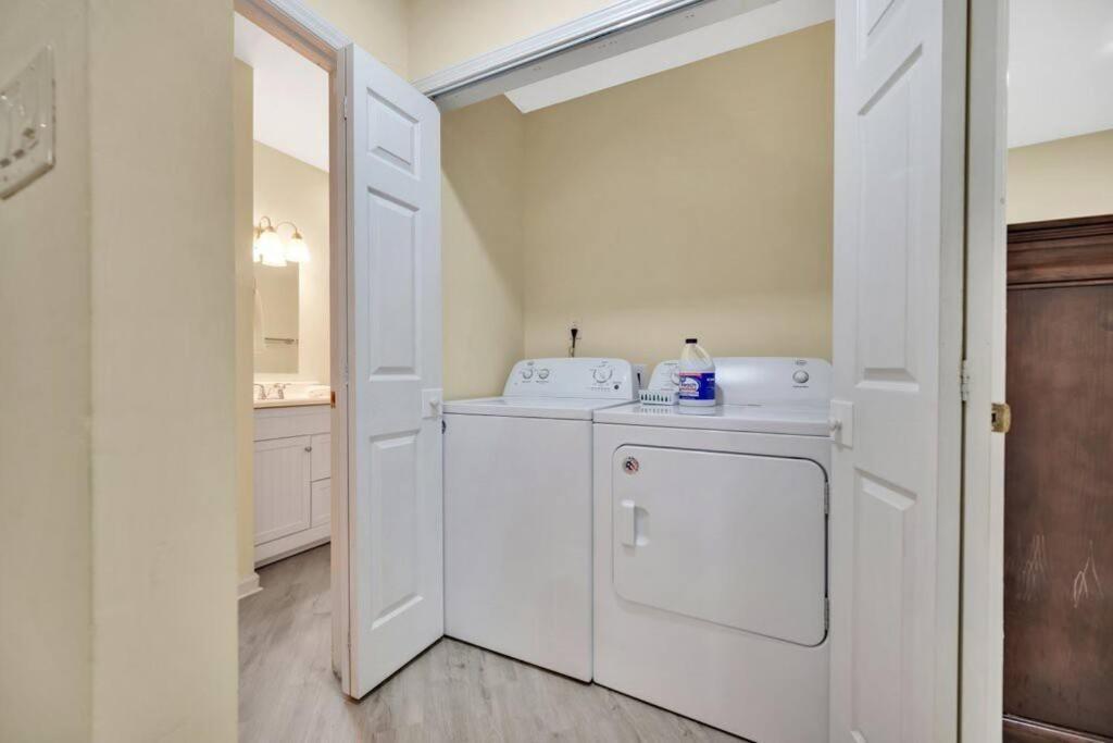 Cozy 2 Bedroom Duplex In Charlotte, Jacuzzi, Sleeps 6 Plus 2 Exteriör bild