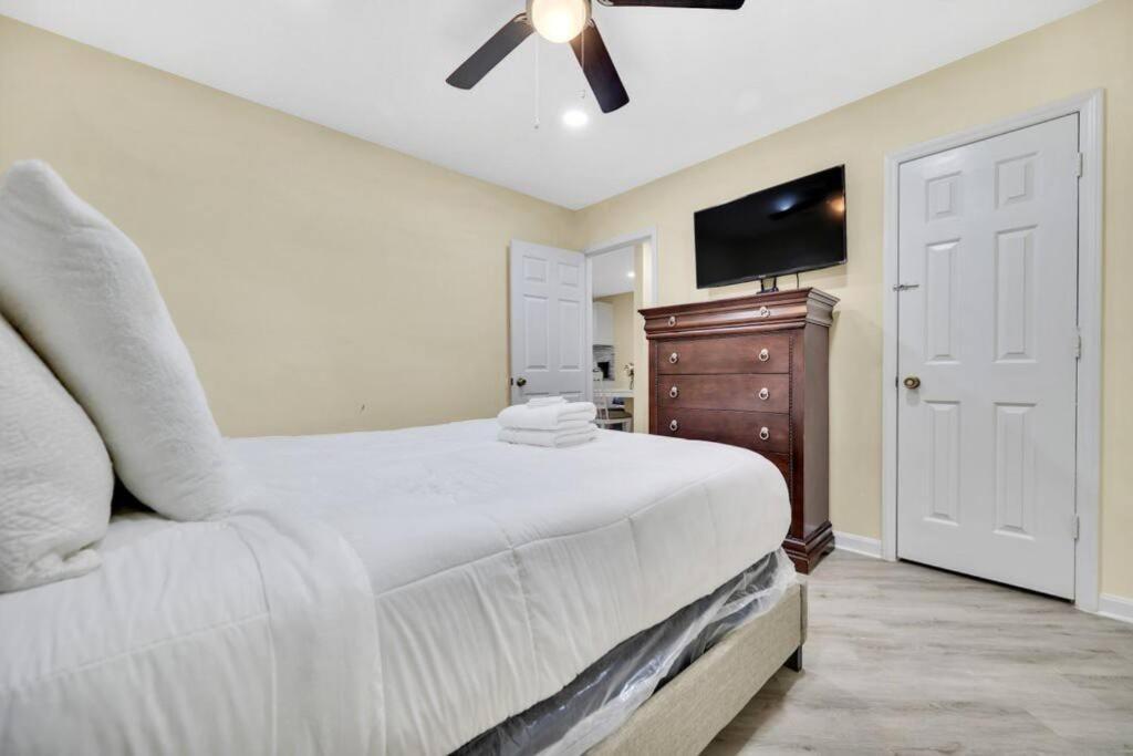Cozy 2 Bedroom Duplex In Charlotte, Jacuzzi, Sleeps 6 Plus 2 Exteriör bild