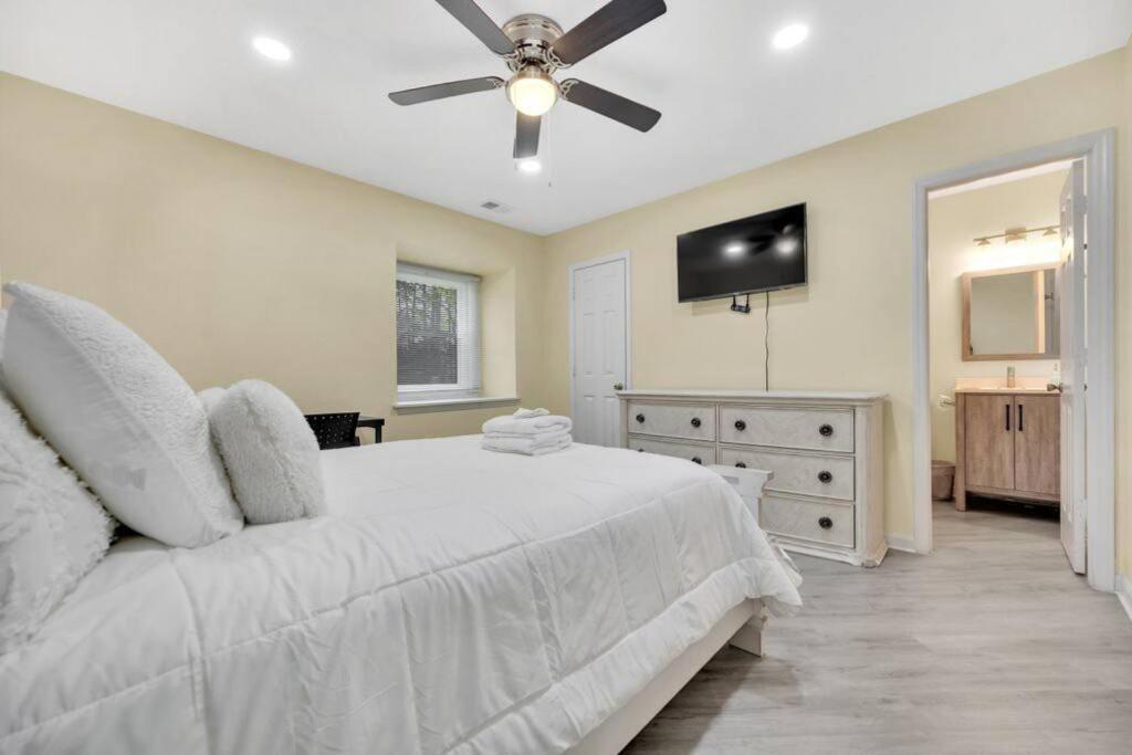 Cozy 2 Bedroom Duplex In Charlotte, Jacuzzi, Sleeps 6 Plus 2 Exteriör bild